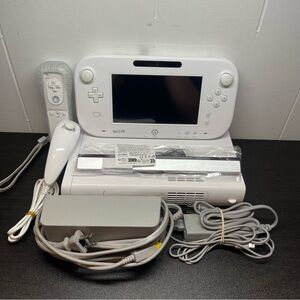 Nintendo Wii U 8gb White Console Bundle w/Gamepad, Wiimote, Nunchuck & Cables
